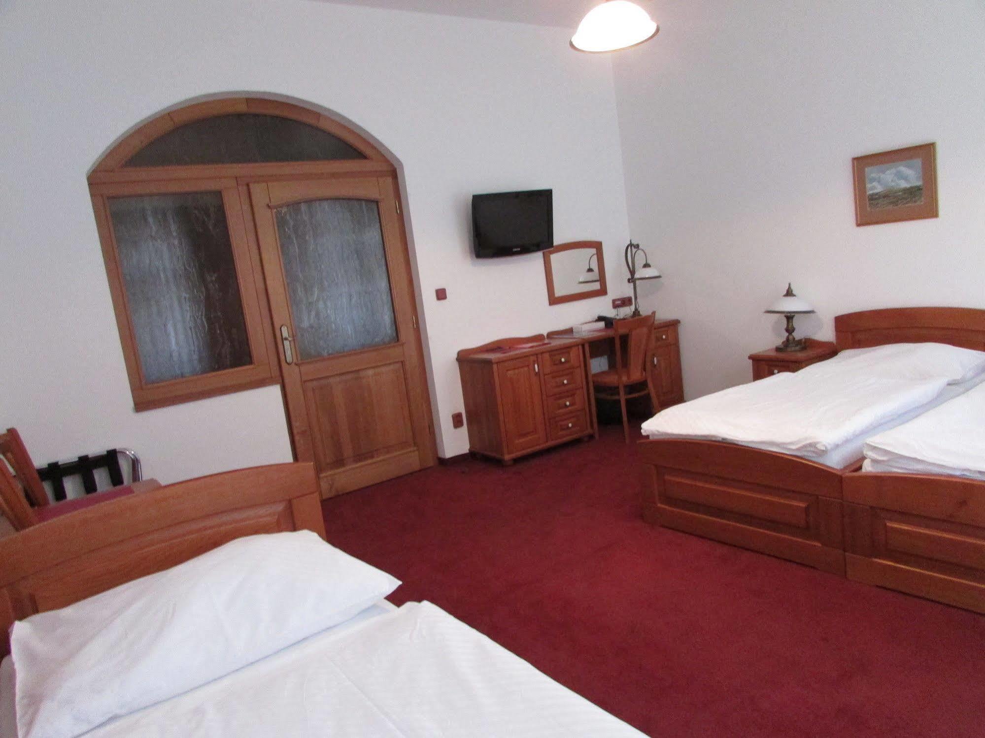 Hotel Pegas เบอร์โน ภายนอก รูปภาพ
