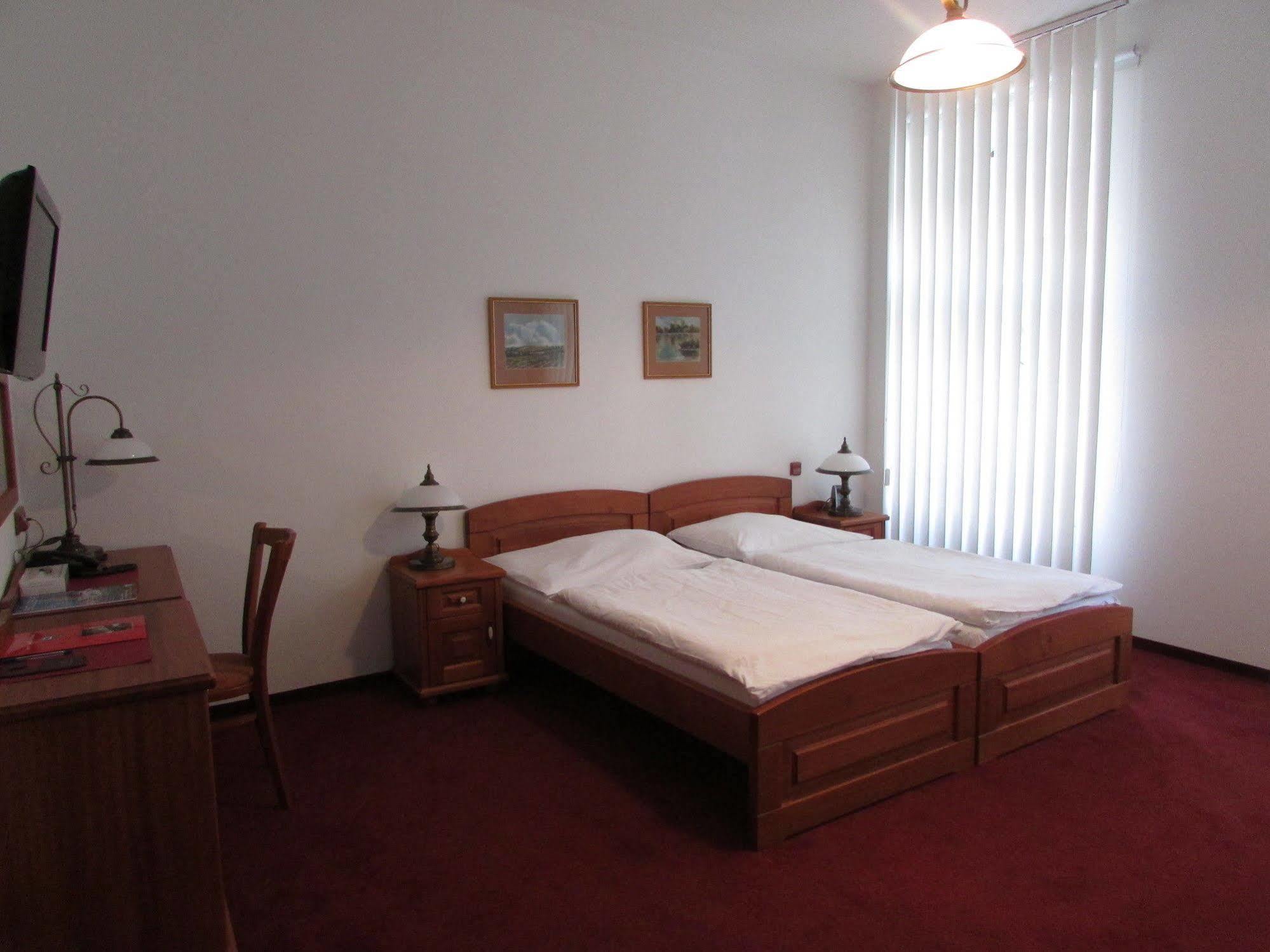 Hotel Pegas เบอร์โน ภายนอก รูปภาพ