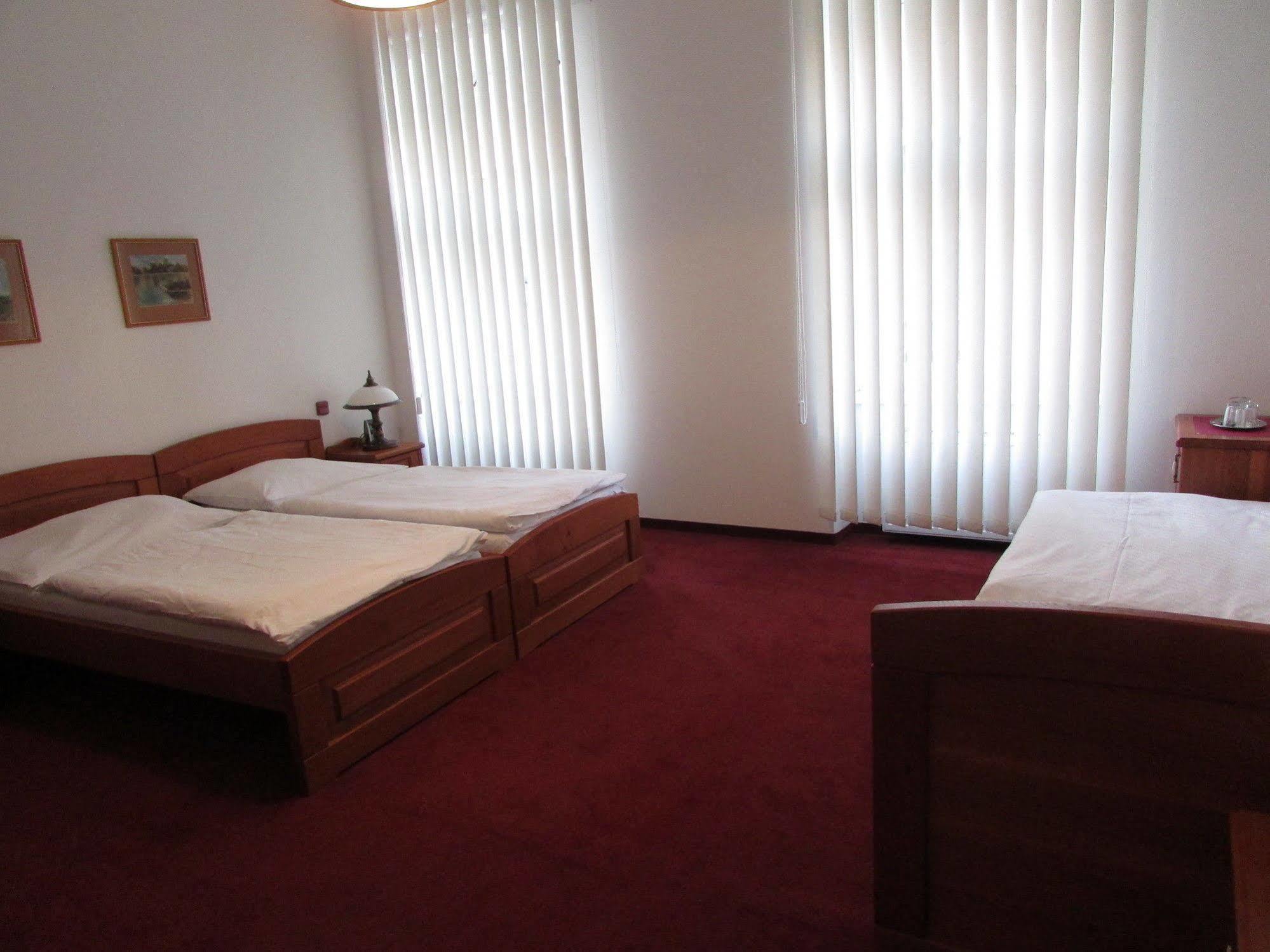 Hotel Pegas เบอร์โน ภายนอก รูปภาพ