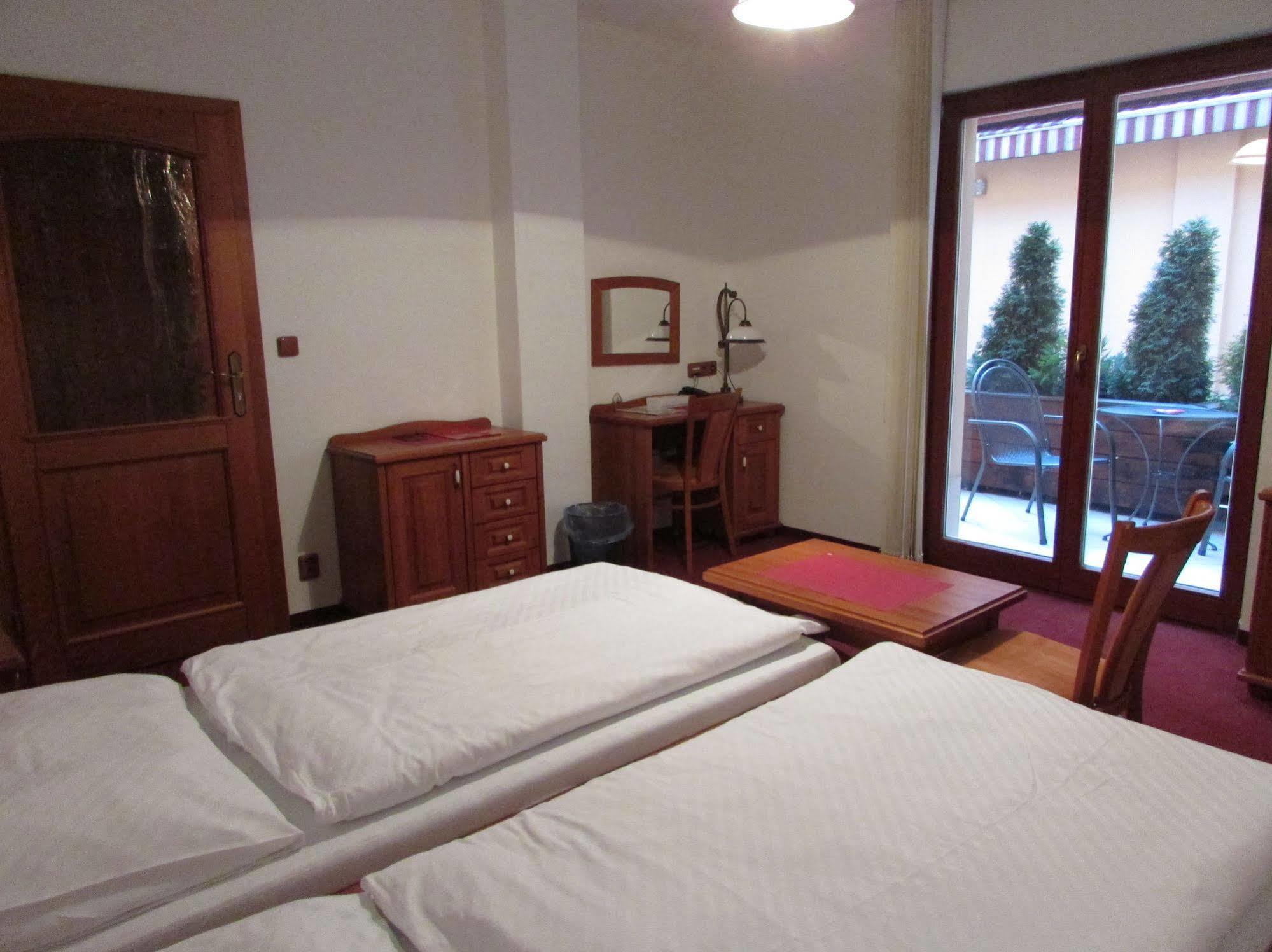 Hotel Pegas เบอร์โน ภายนอก รูปภาพ