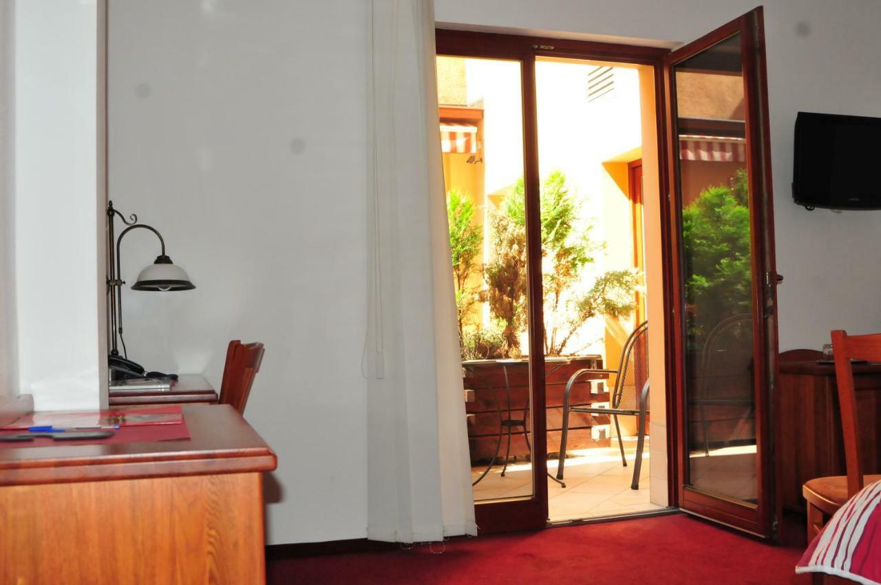 Hotel Pegas เบอร์โน ภายนอก รูปภาพ